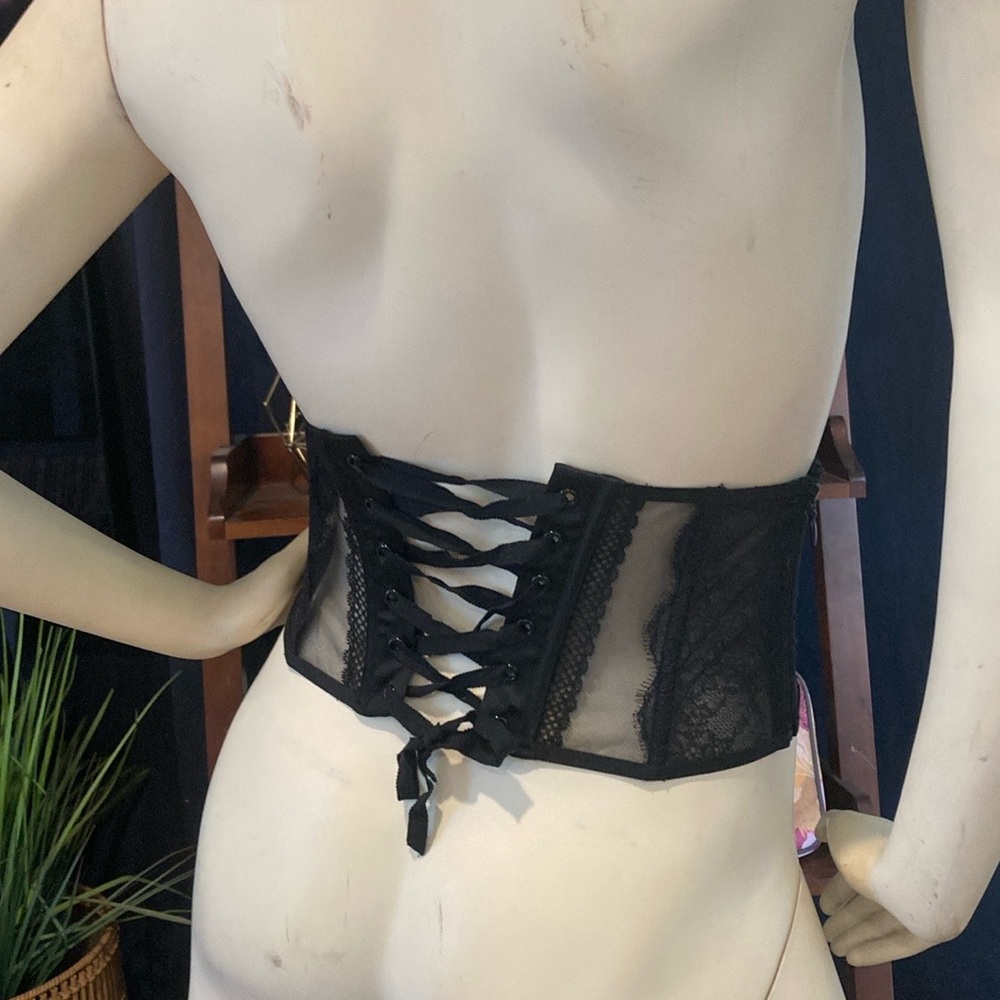 Victoria’s Secret black lace xs/s waist cincher trimmer. Sexy fun like new.
